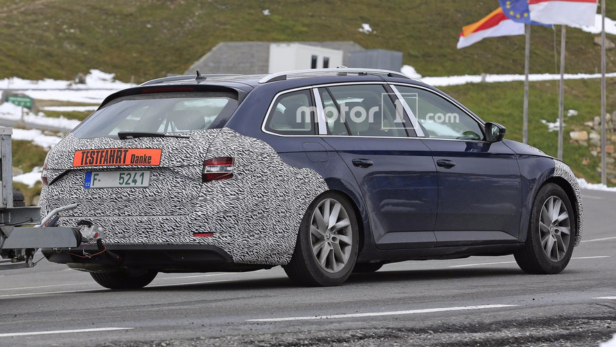Skoda Superb facelift spy photo