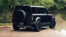 Uno speciale Land Rover Defender in nero opaco