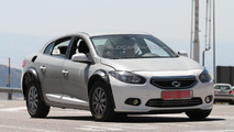 Next-gen Renault Megane / Laguna test mule spy photo
