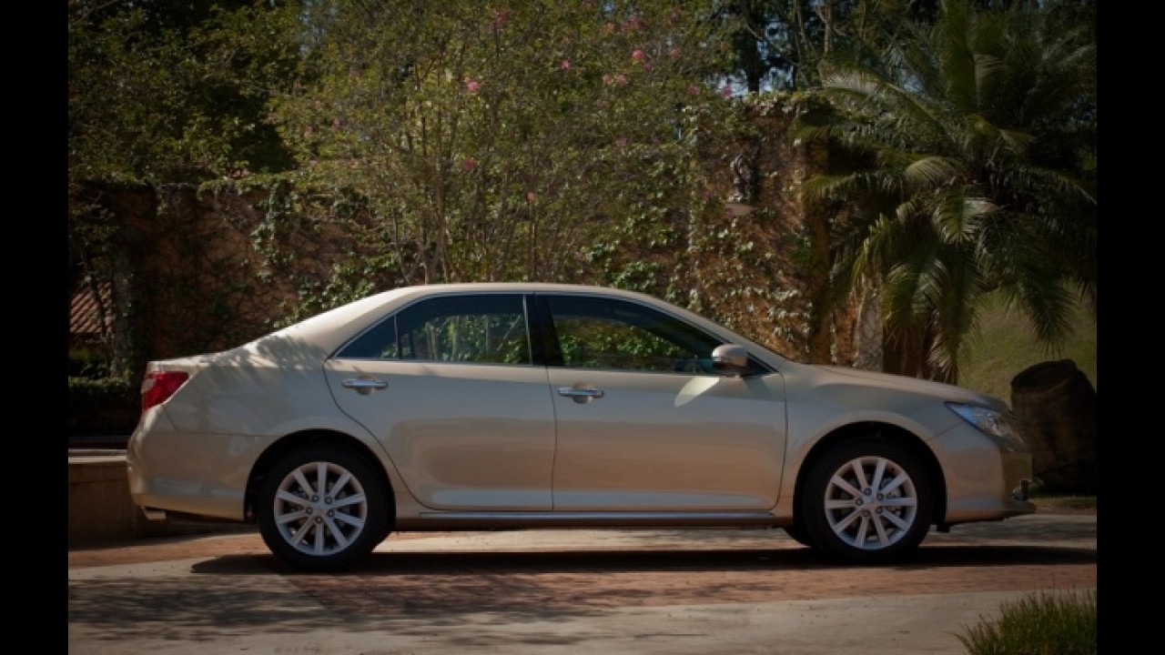 Novo Toyota Camry desembarca oficialmente custando a partir de R$ 161.000