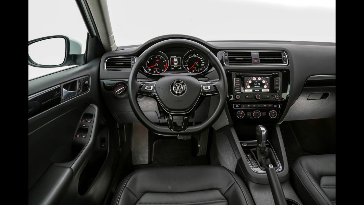 Teste CARPLACE: Jetta TSI mantém pegada de GTI em corpo de sedã
