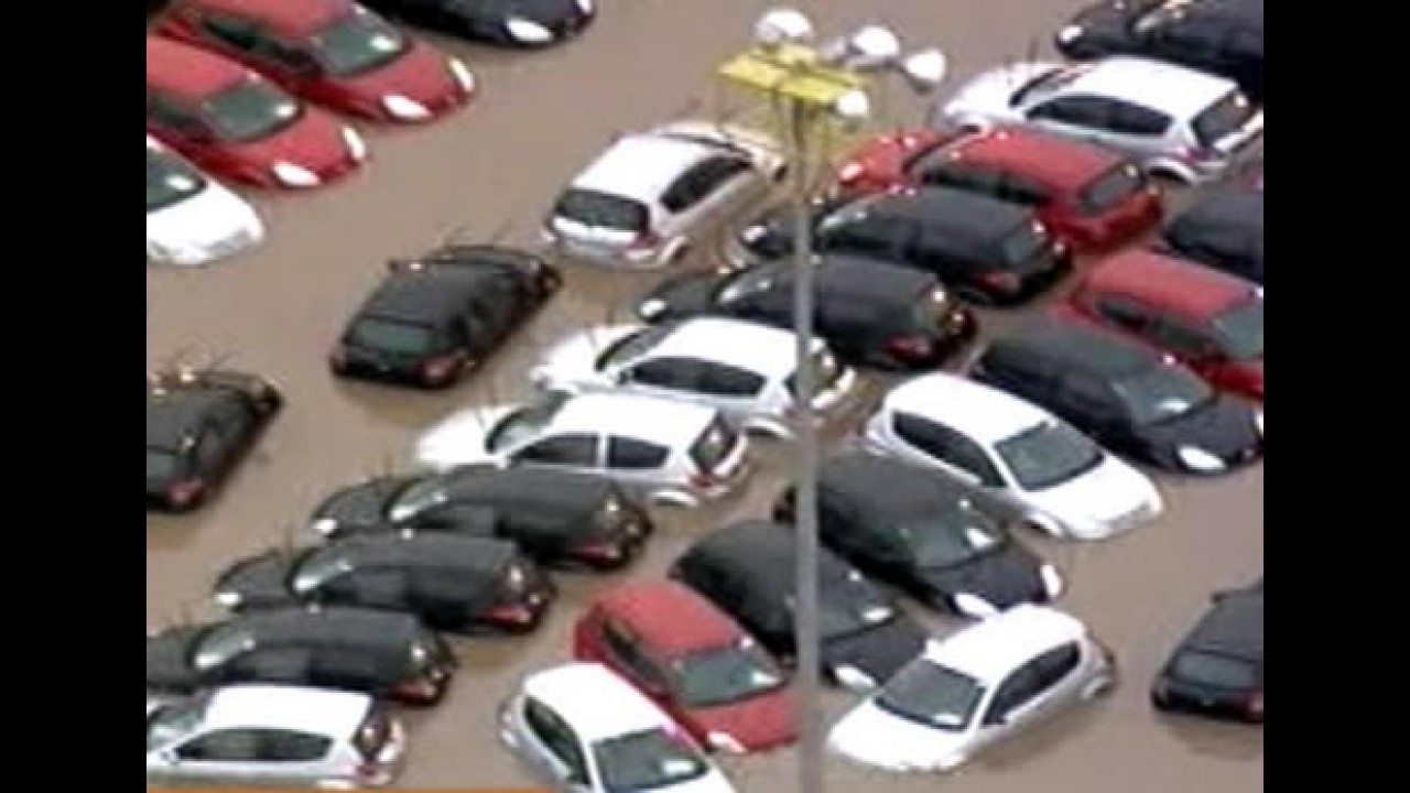 Forte chuva alaga pátio de carros novos da Ford - KAs 0km foram atingidos