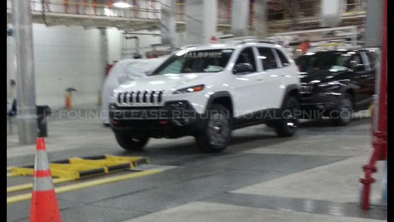 Novo Jeep Cherokee 2014 é flagrado totalmente sem disfarces - SUV estreia em abril no Salão Nova York