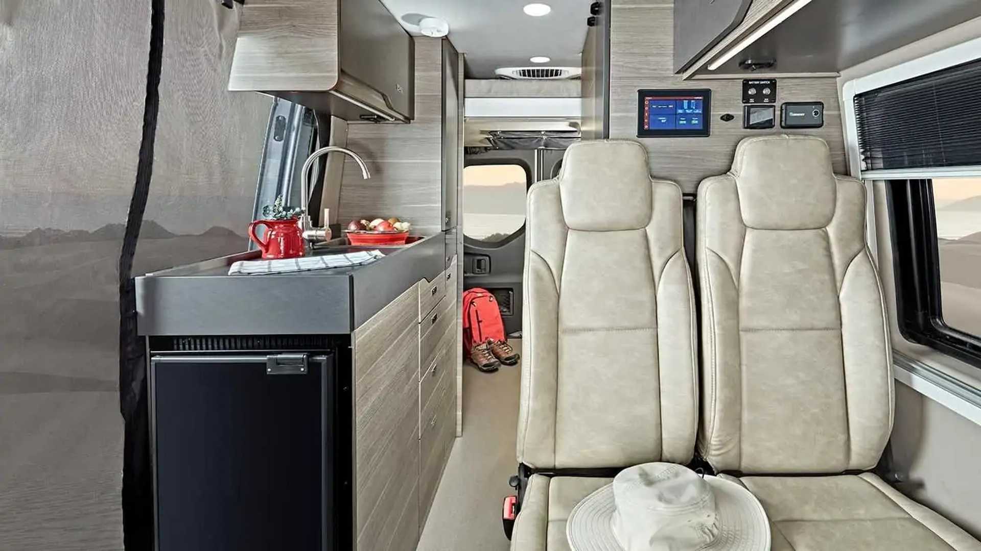 2022 Cocina interior Jayco Terrain Sprinter 4x4