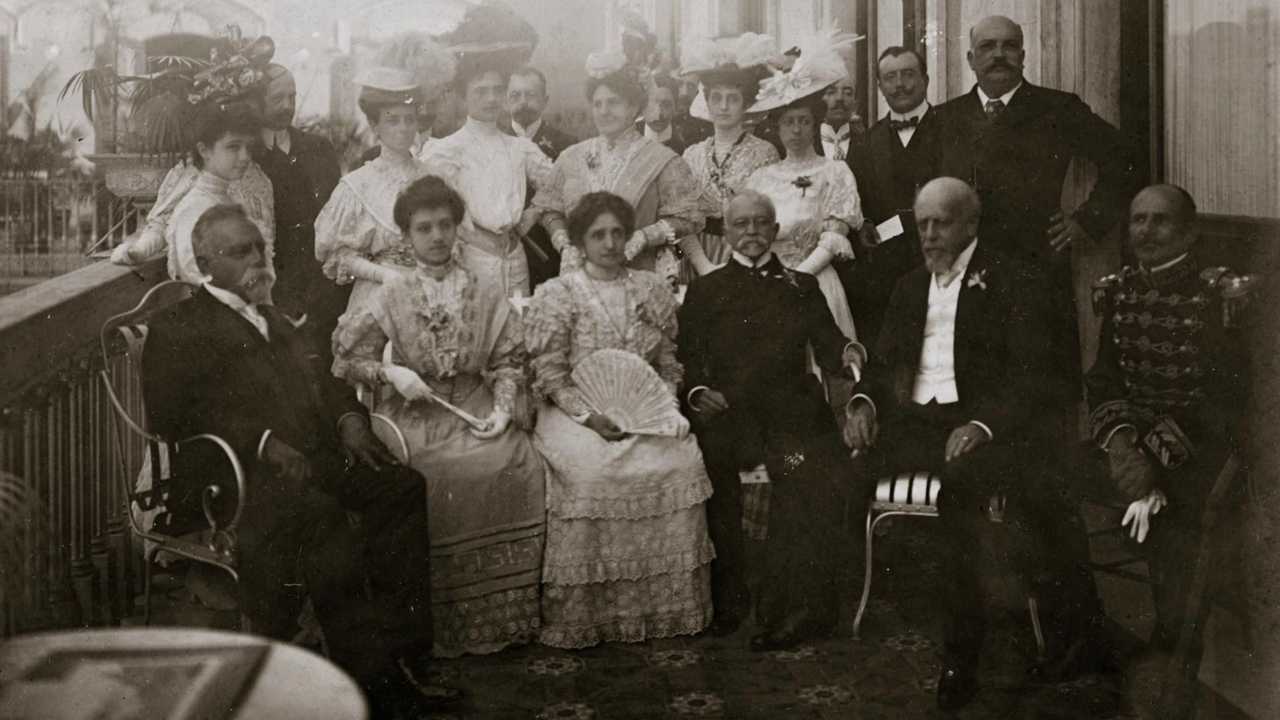 Affonso Pena é o quarto sentado da esquerda para a direita (1907)