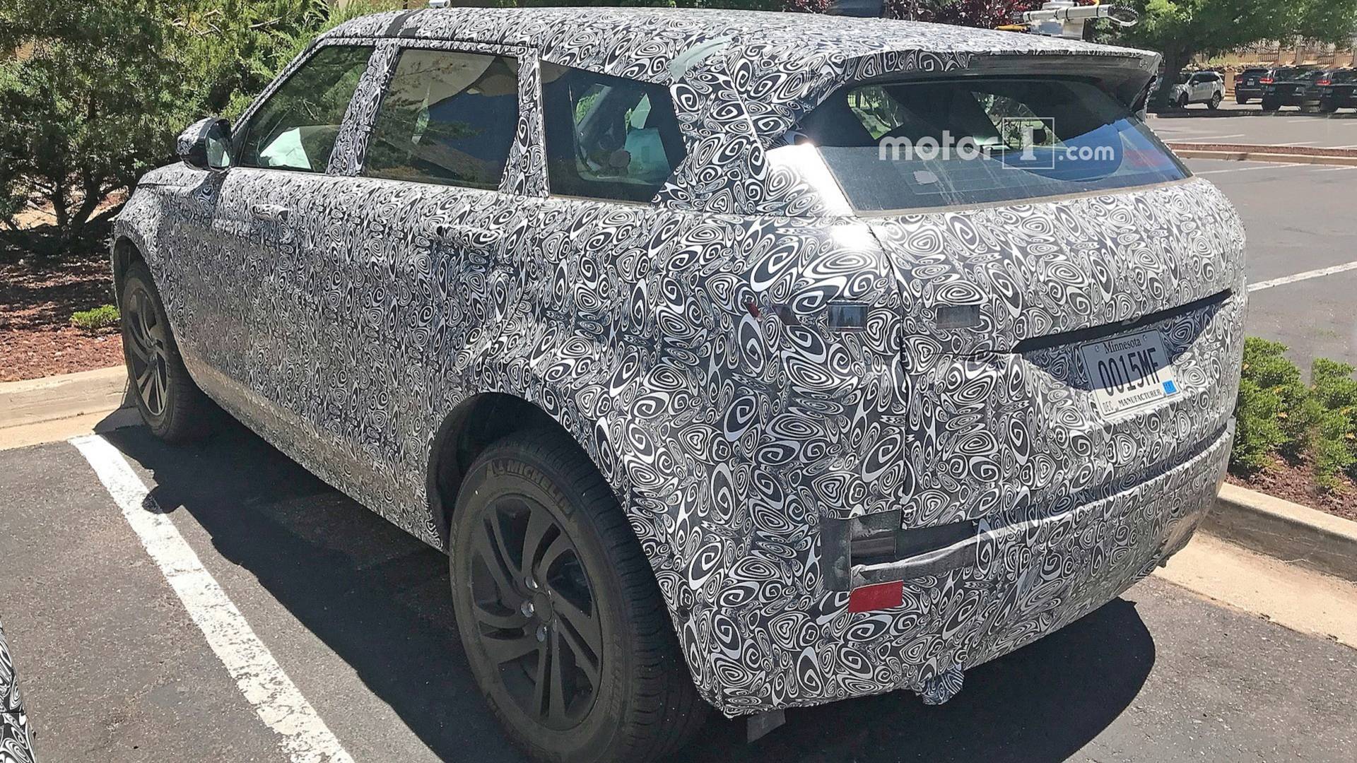 https://cdn.motor1.com/images/mgl/MR2g4/s1/new-range-rover-evoque-interior-spy-photos.jpg