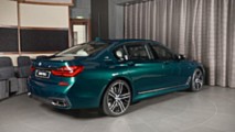 Boston Yeşili Rengindeki BMW M760Li