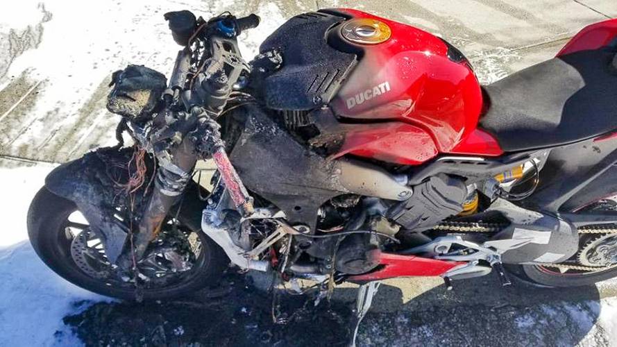 Ducati Panigale V4 yanıyor