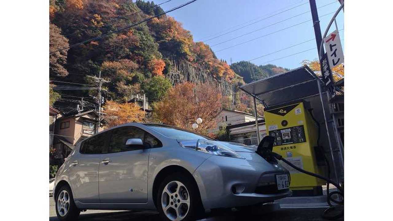 A Nissan LEAF Gets A Scenic Roadside Quick Charge