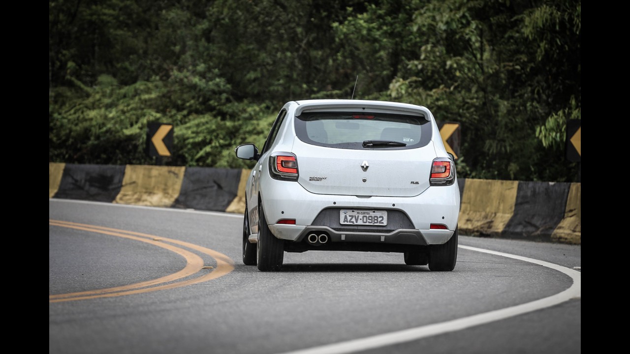 Teste CARPLACE: Sandero RS e Punto T-Jet fazem o pega do momento!
