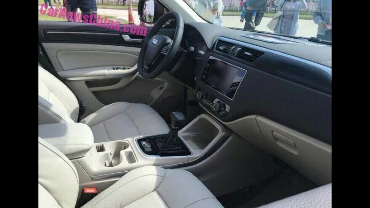 Divisão de luxo da Chery: fotos revelam interior do SUV Qoros 5