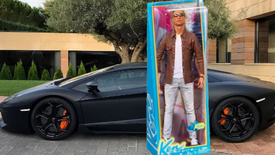 Cristiano Ronaldo, yeni Lamborghini’si önünde ilginç bir şekilde poz verdi