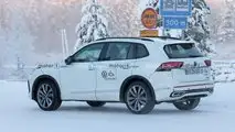 Neue Erlkönigbilder des VW Tiguan (2023) in weiß vom 15.12.2022