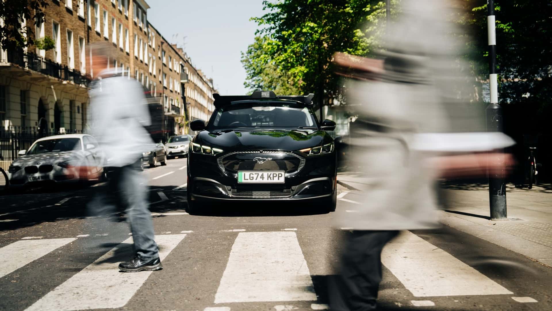 Uber y Wayve Lanzan el Primer Servicio de Robotaxi del Reino Unido con el Ford Mustang Mach-E Eléctrico