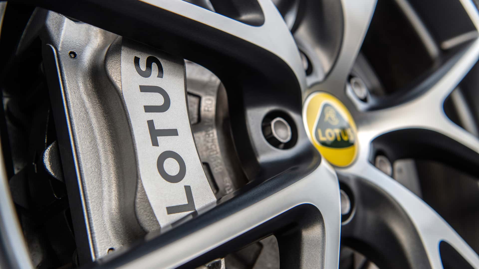 https://cdn.motor1.com/images/mgl/MkJRqX/s1/2024-lotus-emira-exterior.jpg