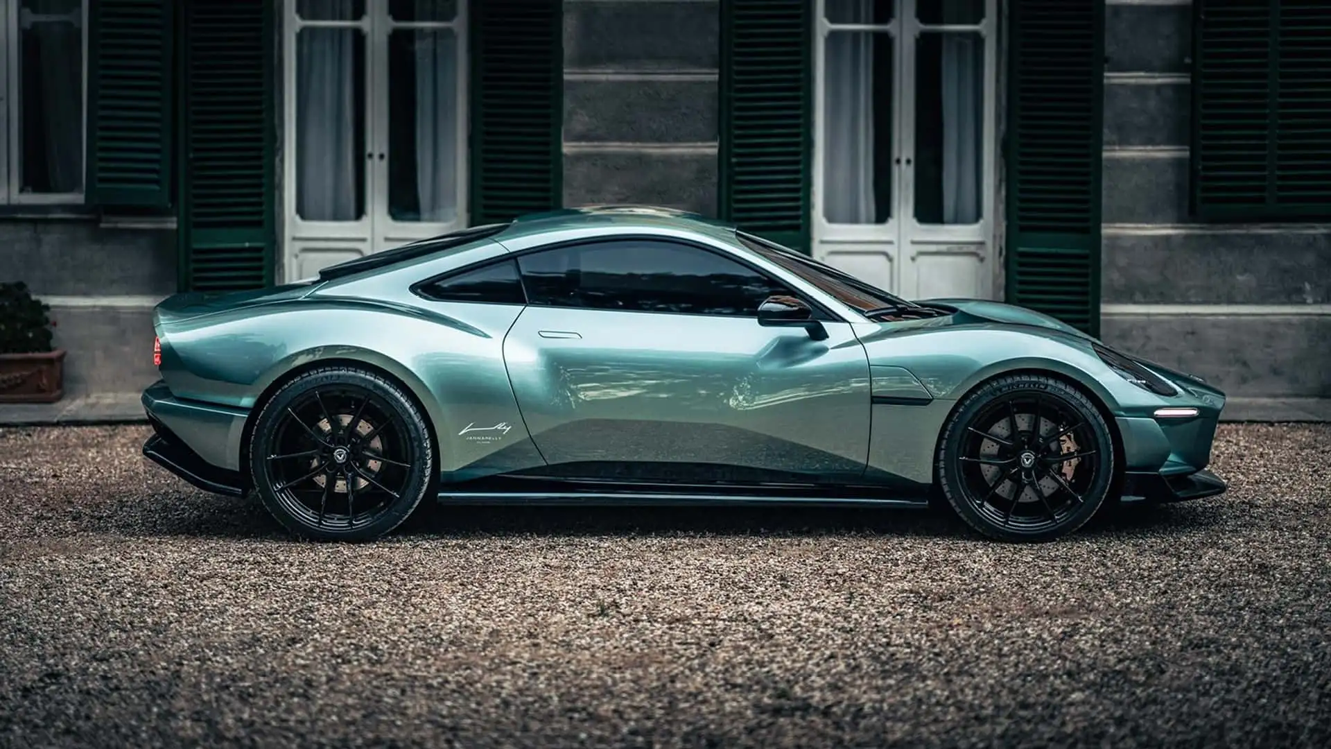 https://cdn.motor1.com/images/mgl/MkJee4/s1/caterham-project-v-electric-coupe.webp