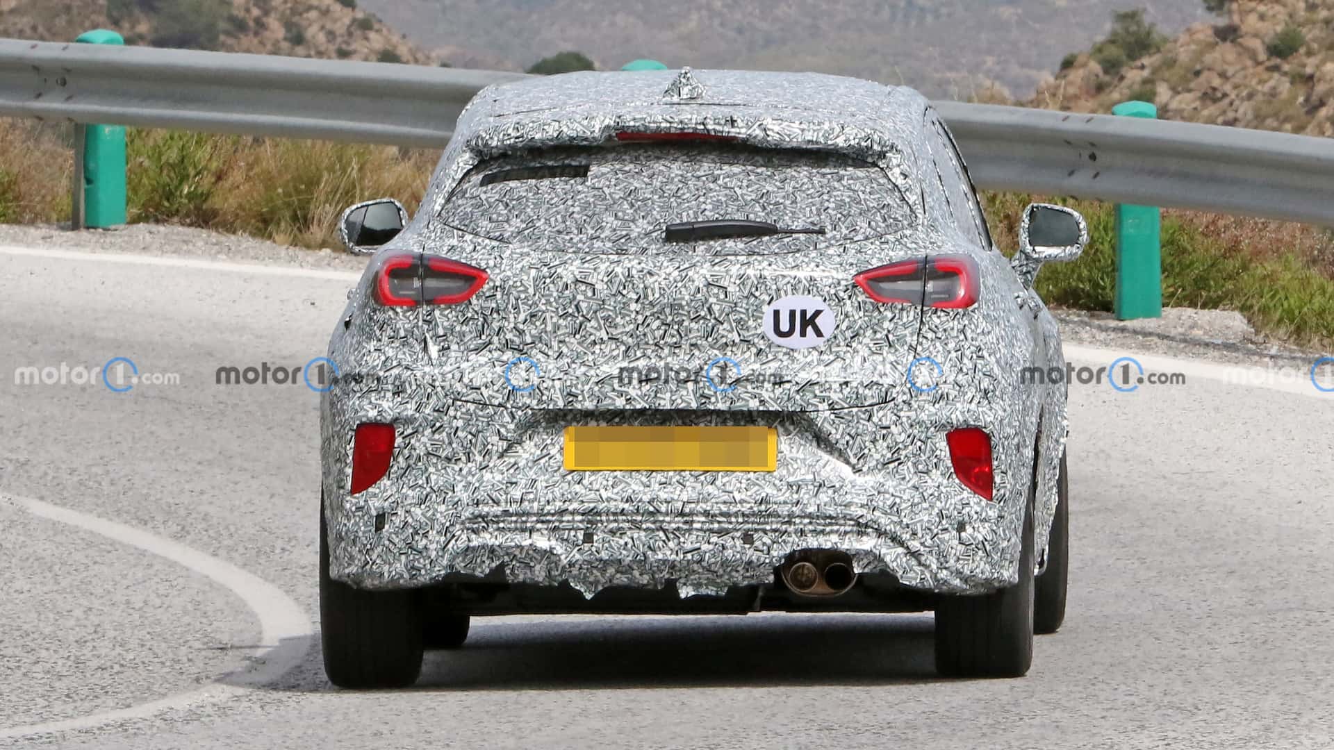 https://cdn.motor1.com/images/mgl/MkJj78/s1/2024-ford-puma-st-facelift-spy-photo.jpg