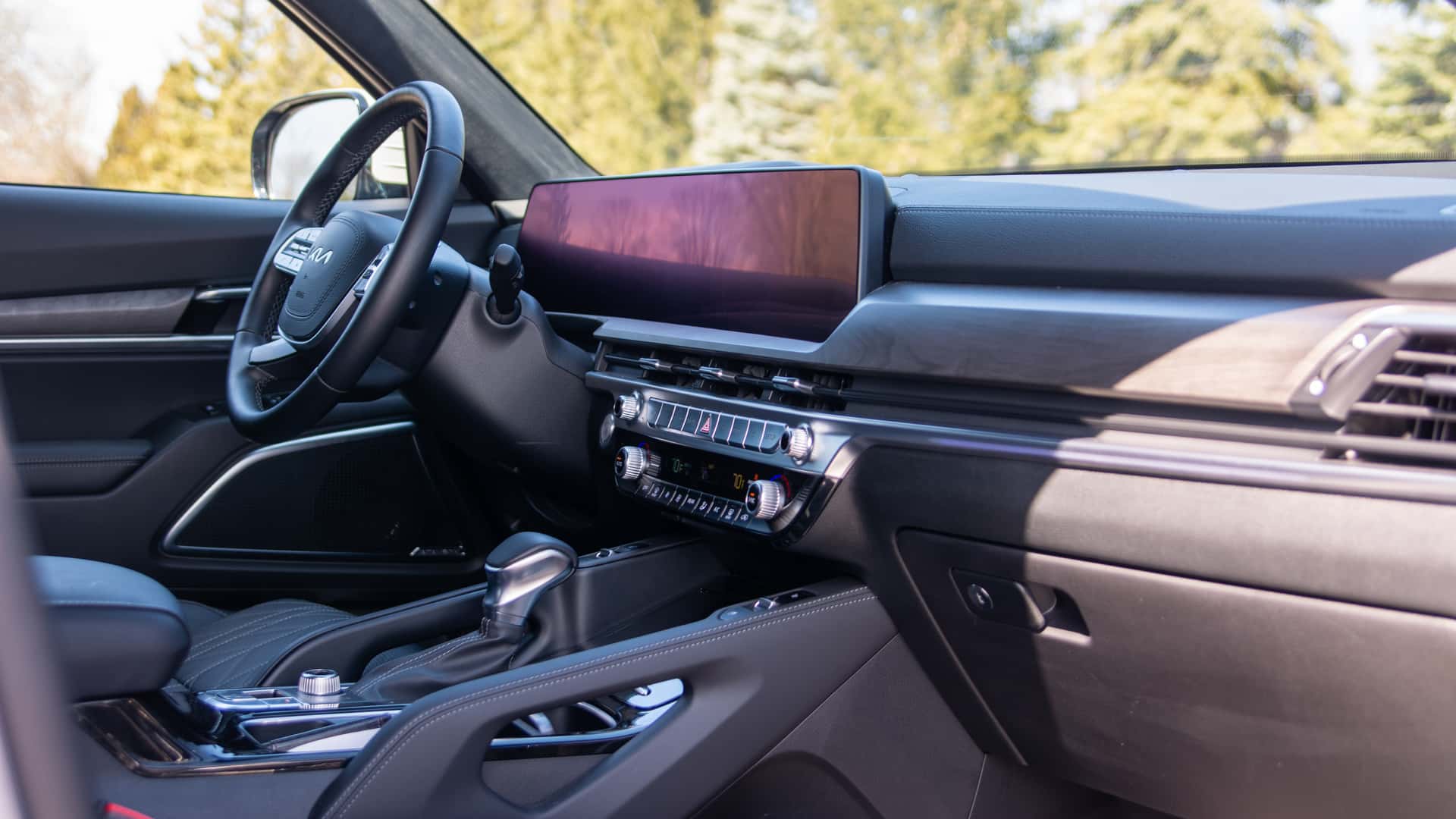 https://cdn.motor1.com/images/mgl/MkJvzw/s1/2023-kia-telluride-interior.jpg