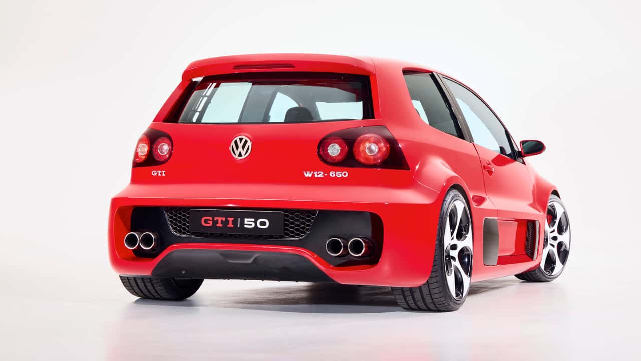 فولكس فاجن جولف GTI W12-650 باللون الأحمر