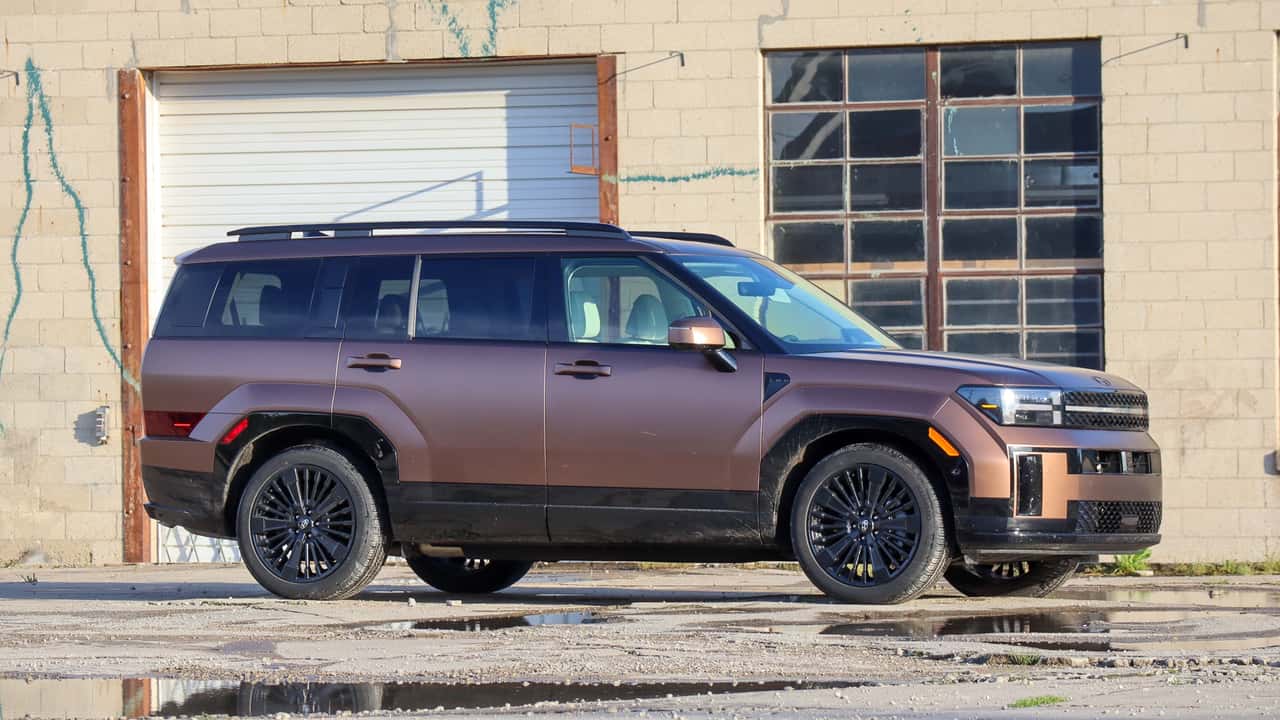 image of "The 2025 Hyundai Santa Fe Hybrid Wants To Be An EV So Damn Bad"