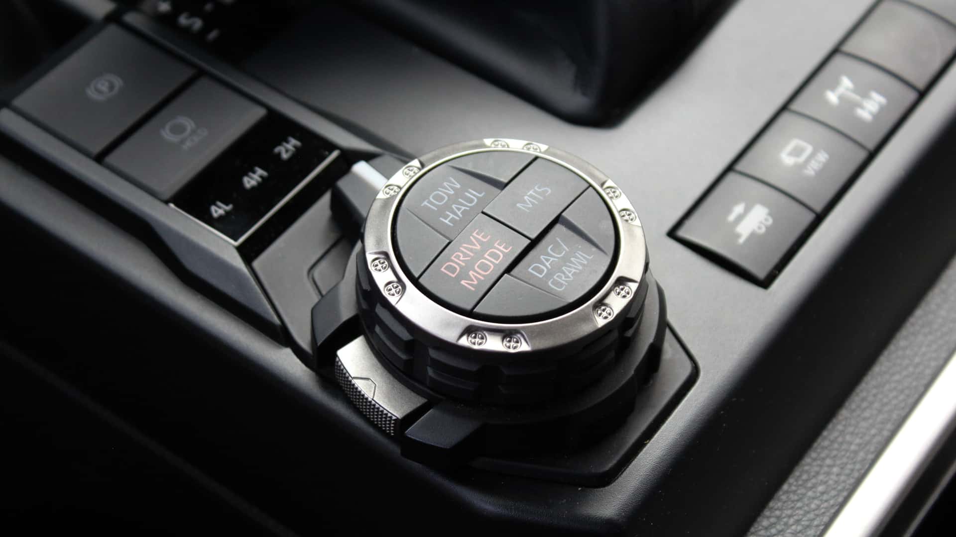 https://cdn.motor1.com/images/mgl/MkV4vE/s1/2025-toyota-4runner-trd-off-road-review-interior-1.jpg