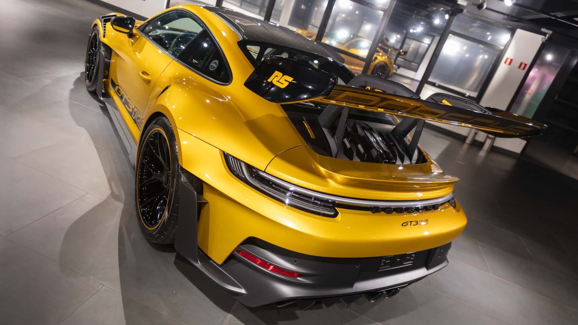 https://cdn.motor1.com/images/mgl/MkVgMm/s1/porsche-911-gt3-rs-sonderwunsch.jpg