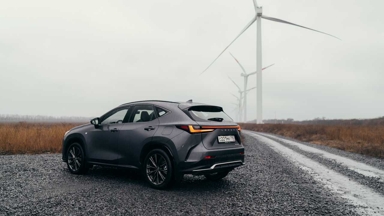 Lexus NX в три четверти сзади