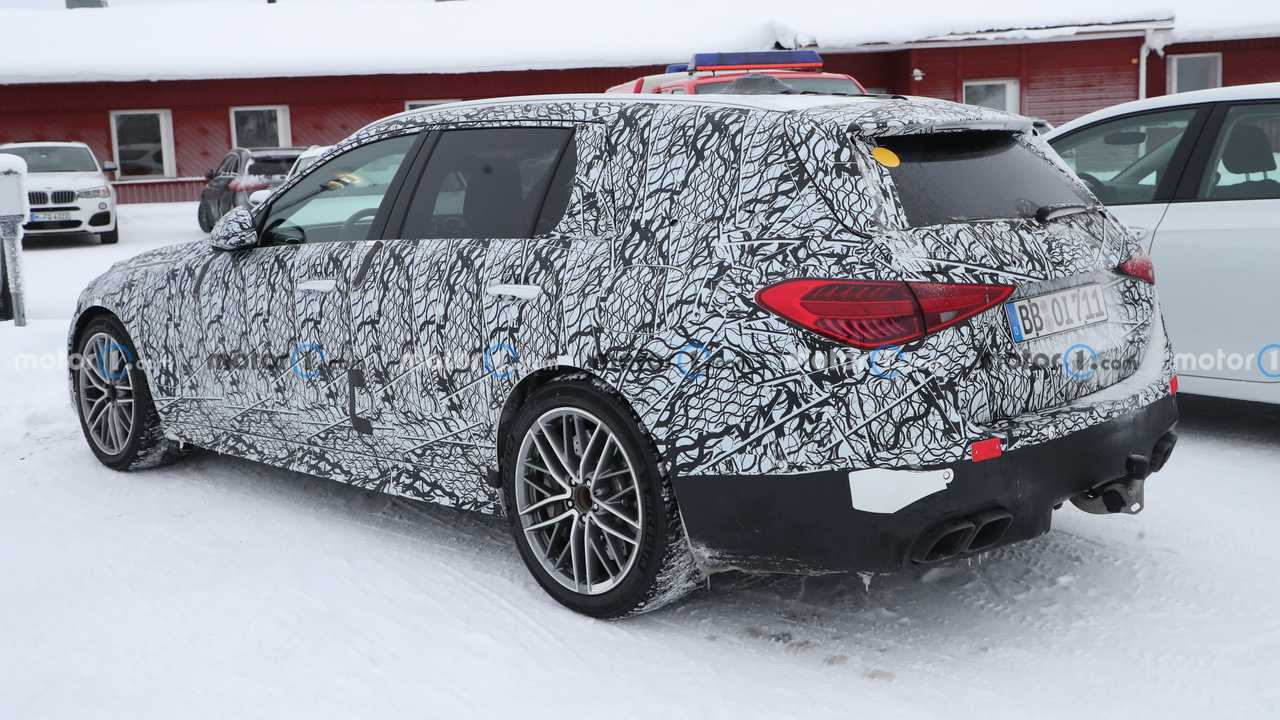 Foto spia Mercedes-AMG C63 Estate 2023