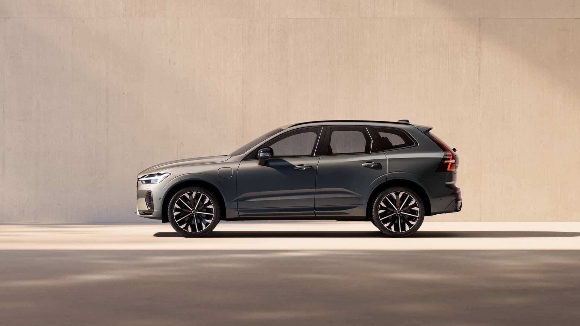 https://cdn.motor1.com/images/mgl/MkYBEw/s1/2026-volvo-xc60.jpg