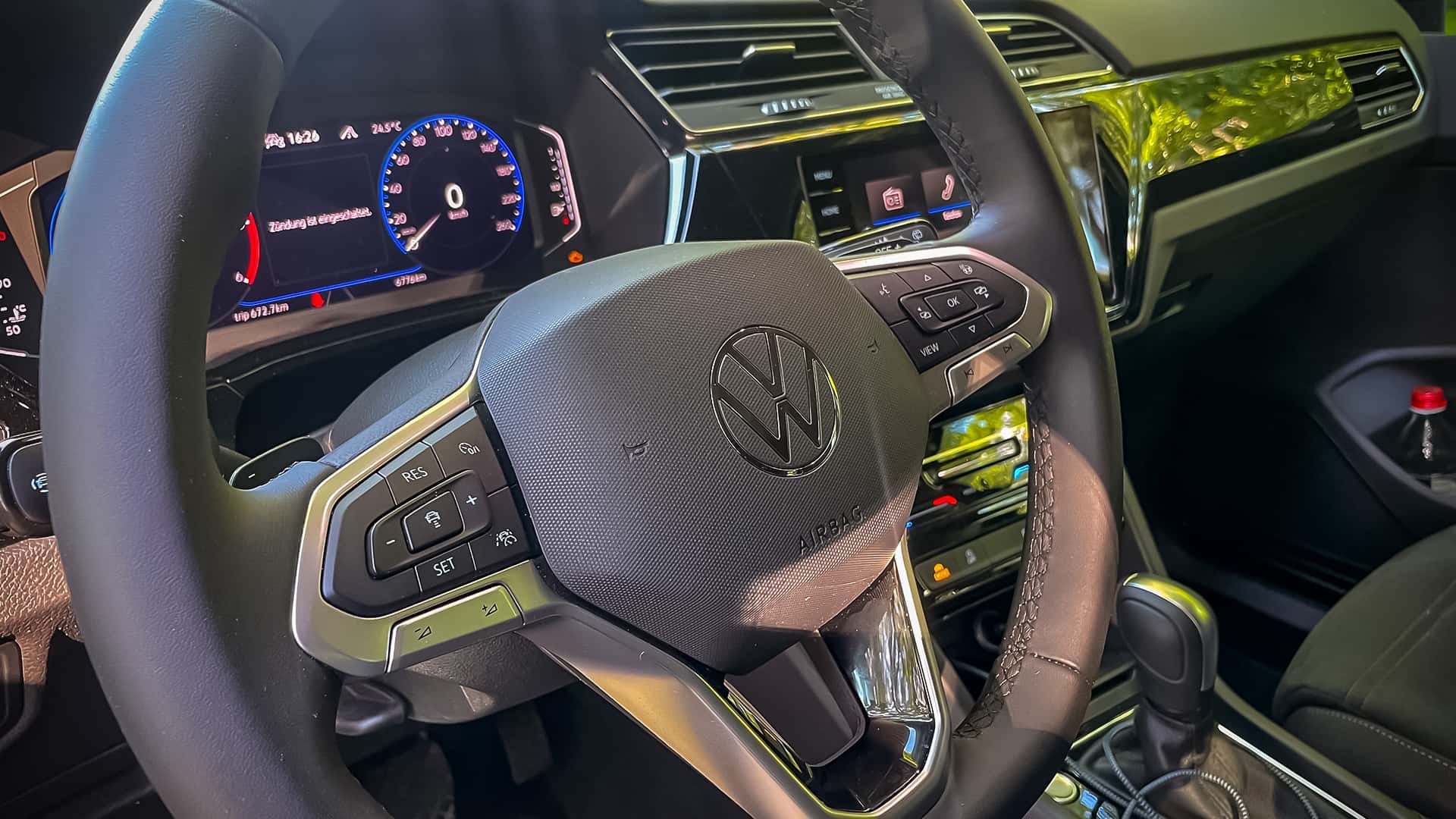 https://cdn.motor1.com/images/mgl/MkYL18/s1/vw-touran-2.0-tdi-highline-2024-im-test.jpg