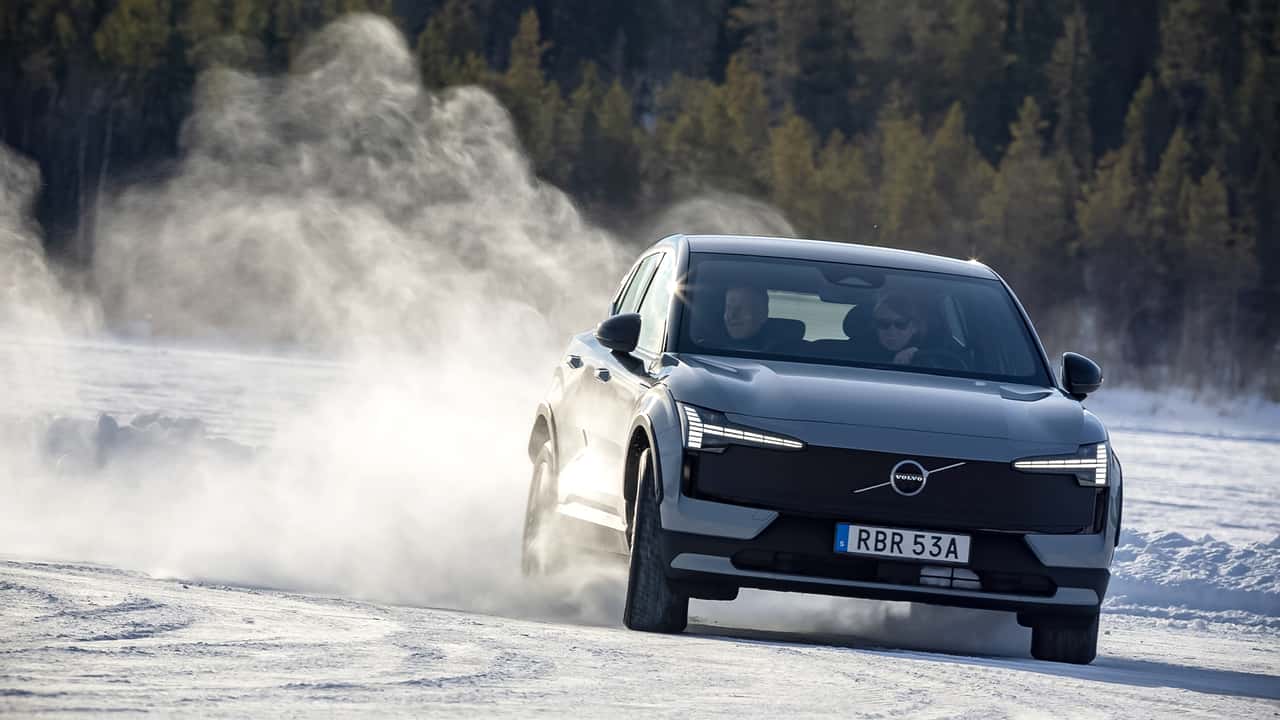 Volvo EX30 Cross Country (2025): Erstkontakt auf Eis