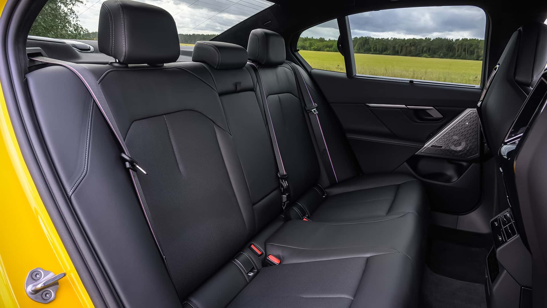 https://cdn.motor1.com/images/mgl/MkYqLp/s1/bmw-m5-2024-im-test.jpg