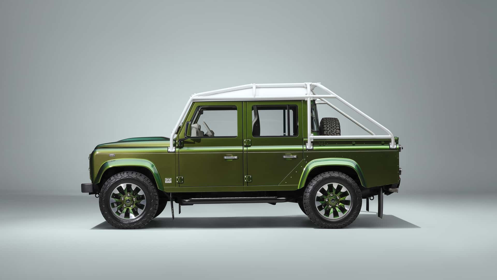 Land Rover revive al Defender clásico con un exclusivo V8 y pintura iridiscente - Autocosmos