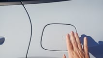 Porsche Cayenne Turbo Electric (2026) in Weiß: Der Ladeport
