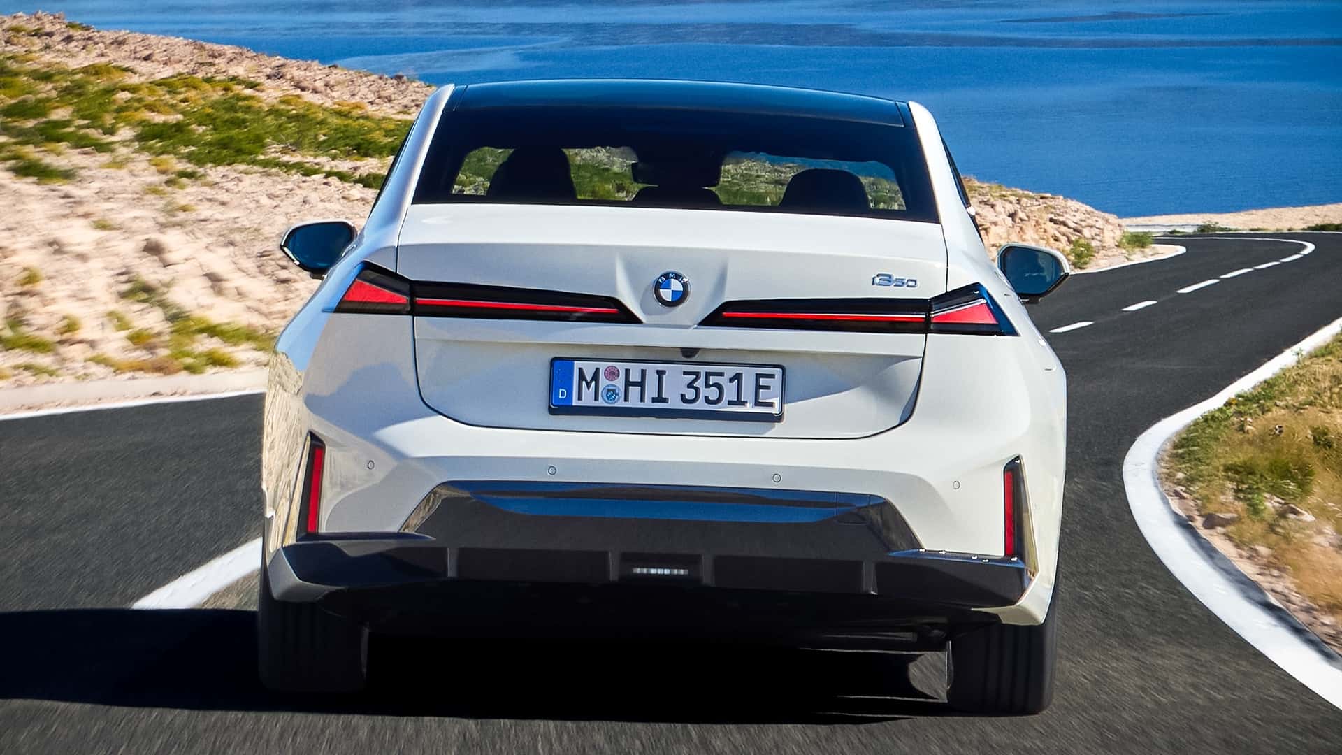https://cdn.motor1.com/images/mgl/MkgPQn/s1/bmw-i3-50-xdrive-2026-first-edition.jpg