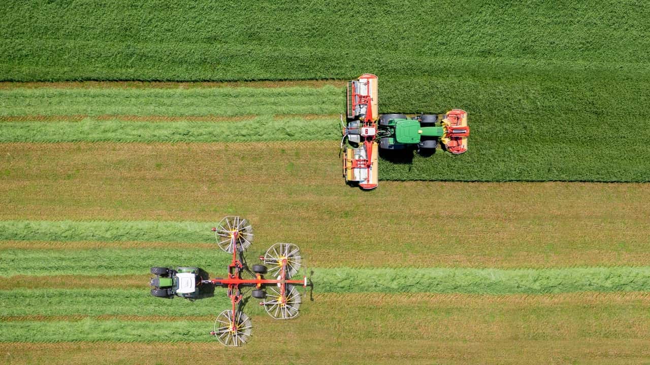 Pöttinger NOVACAT V: posizionamento automatico del andano
