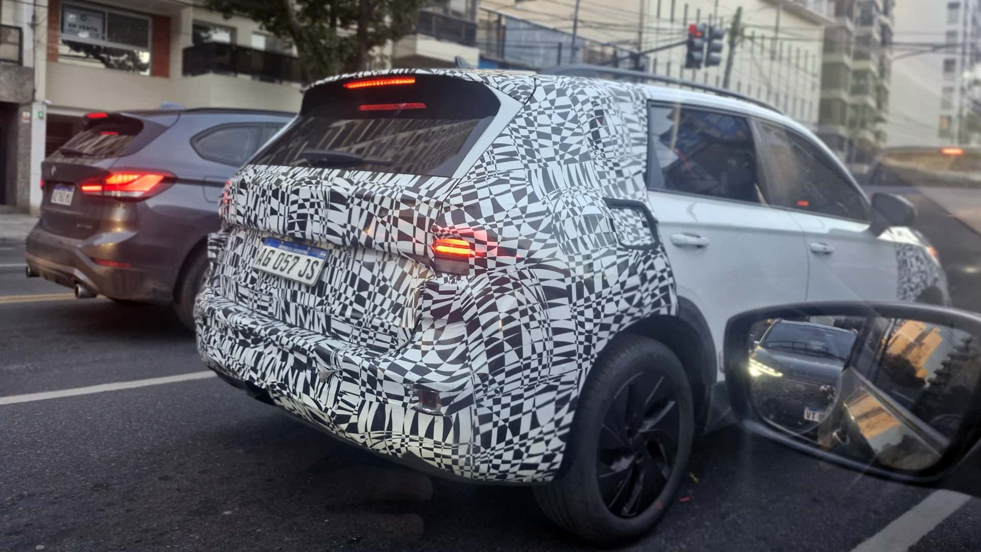Flagra: VW já testa motor 1.5 TSI e sistema híbrido na Argentina