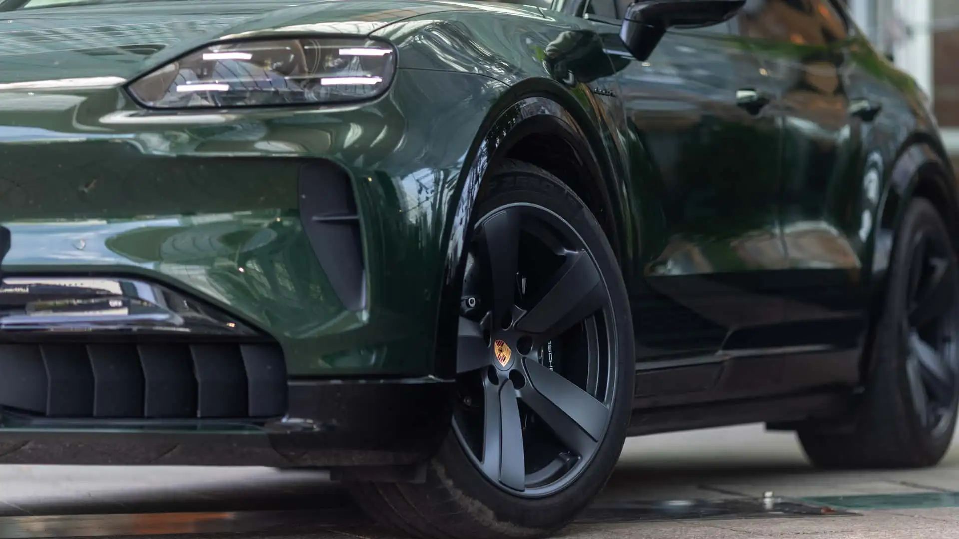 https://cdn.motor1.com/images/mgl/MkgnBm/s1/2026-porsche-cayenne-s-coupe-electric.webp