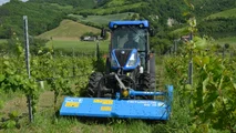Né le pendenze né gli attrezzi combinati fermano il New Holland T4.110F SuperSteer: potenza, idraulica generosa e BlueCab 4 per i trattamenti