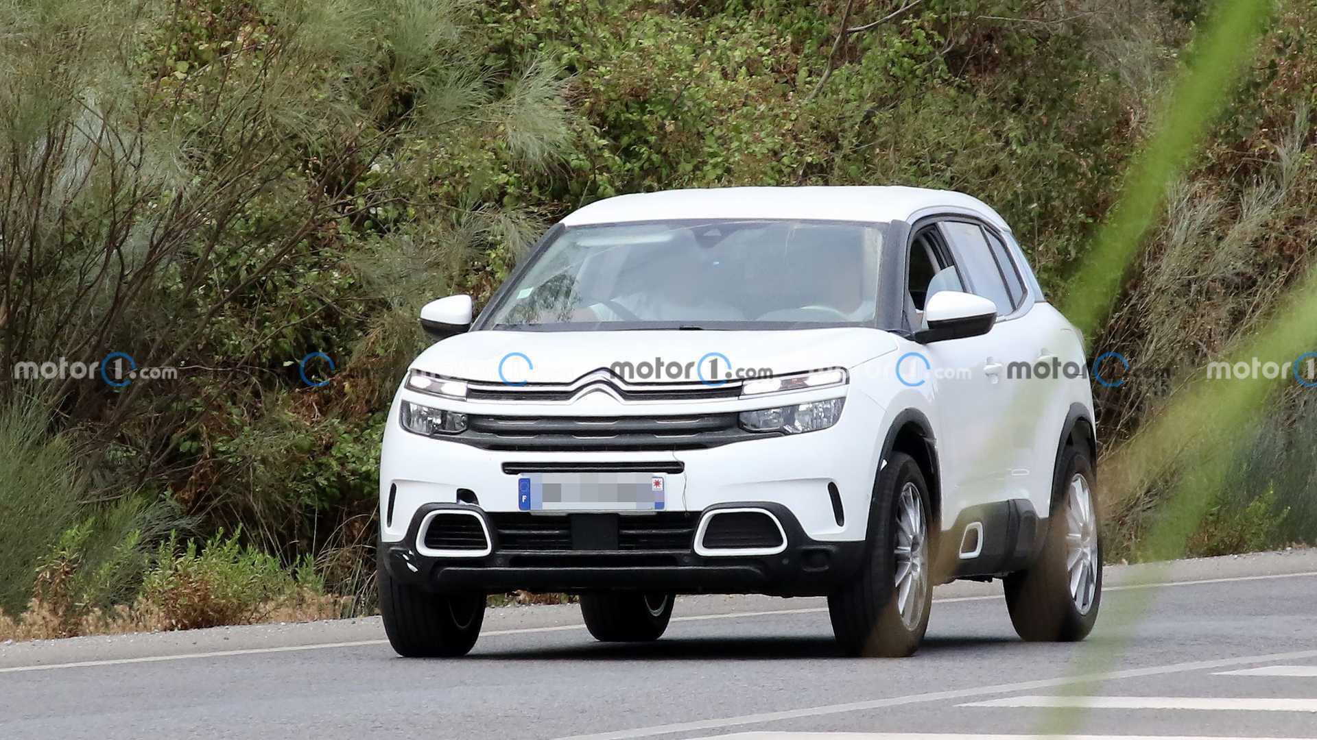 first-peugeot-3008-spy-shots.jpg