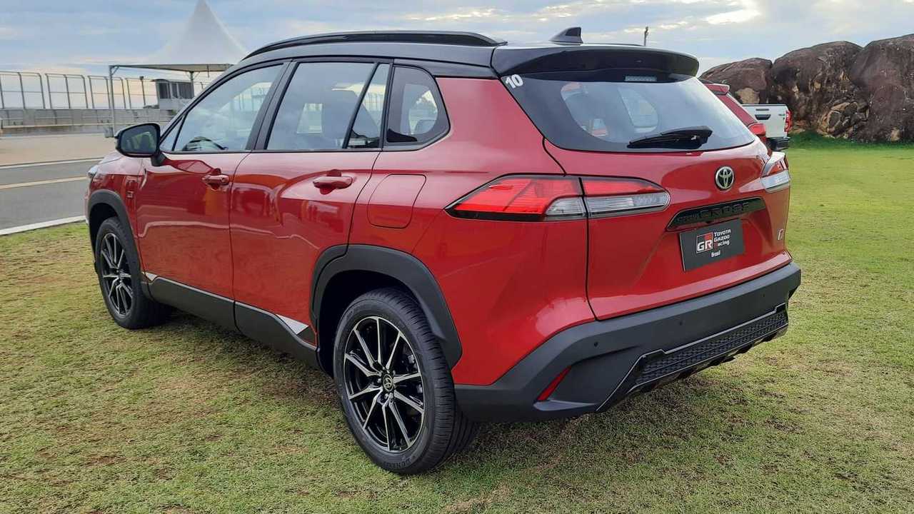 Toyota Corolla Cross GR-S 2023 (2)