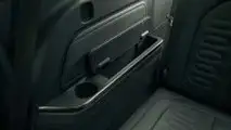 Rivian R1S: Fächer in der Armlehne