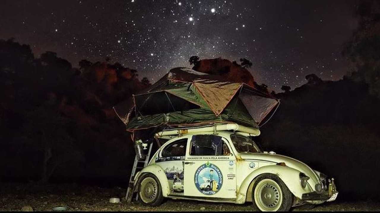 Acampamento sob a luz das estrelas, uma cena comum na viagem
