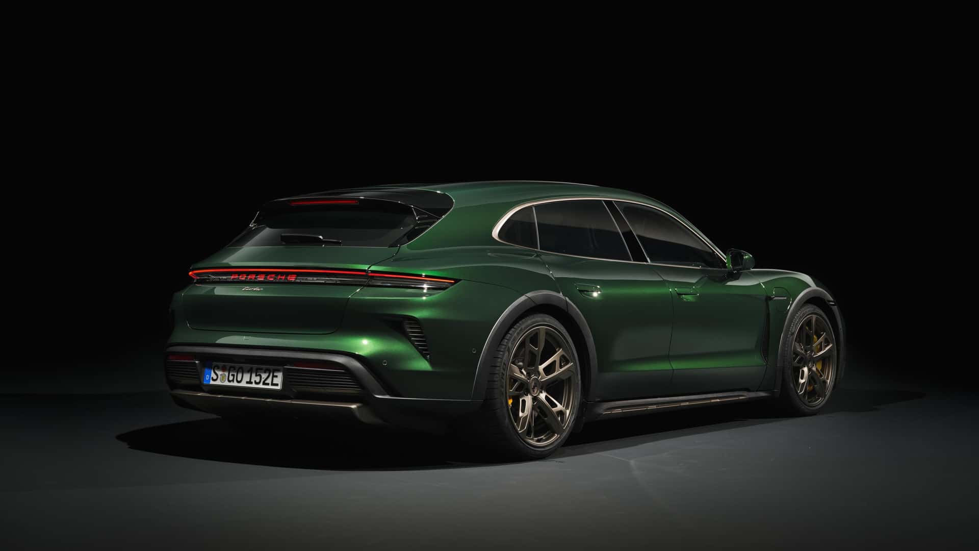 https://cdn.motor1.com/images/mgl/Mkv7wX/s1/porsche-taycan-cross-turismo-2024.jpg