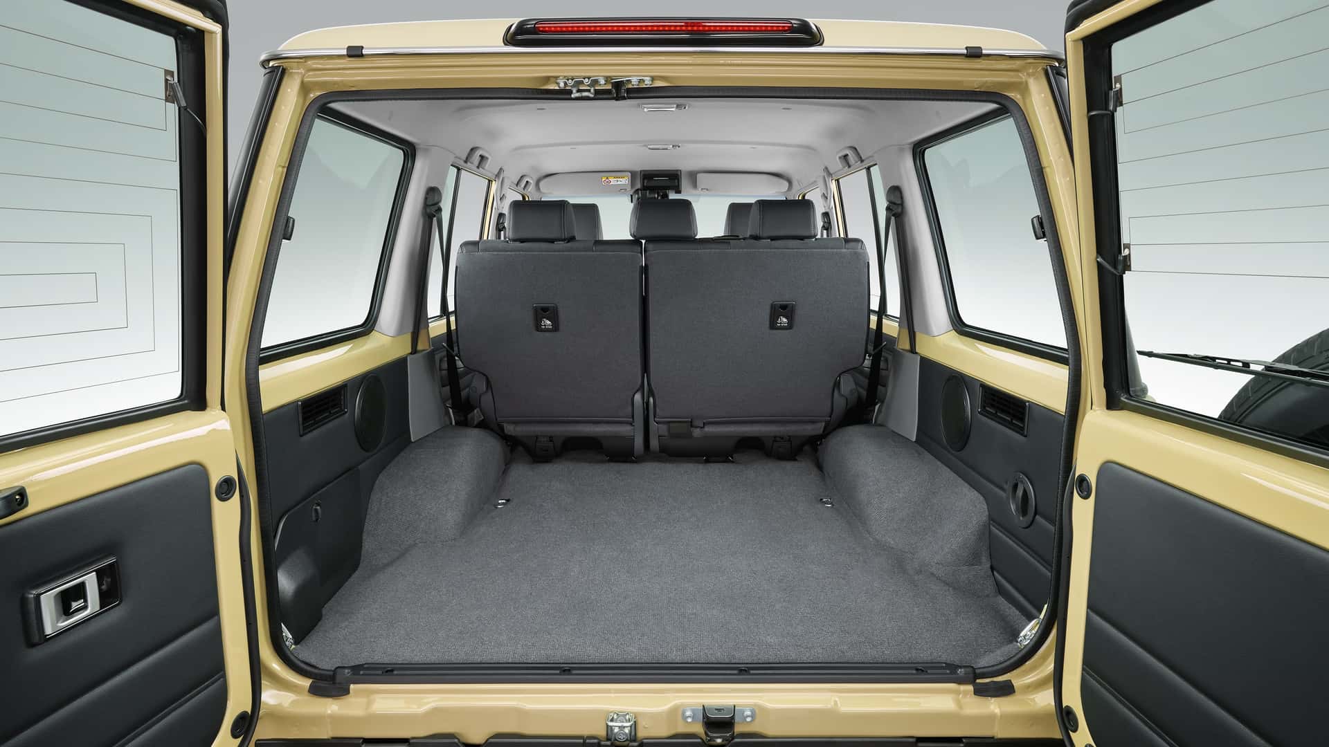 https://cdn.motor1.com/images/mgl/MkvElN/s1/2024-toyota-land-cruiser-70-series-jdm.jpg