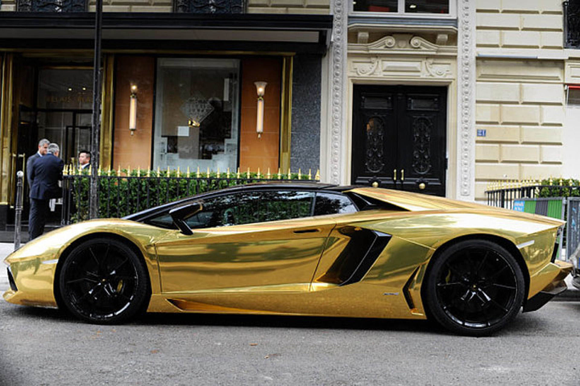 $6.3 Million Lamborghini Aventador Rolls up in Paris