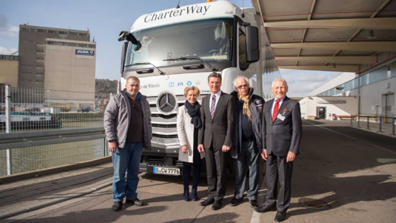 Mercedes nove Actros di solidarietà