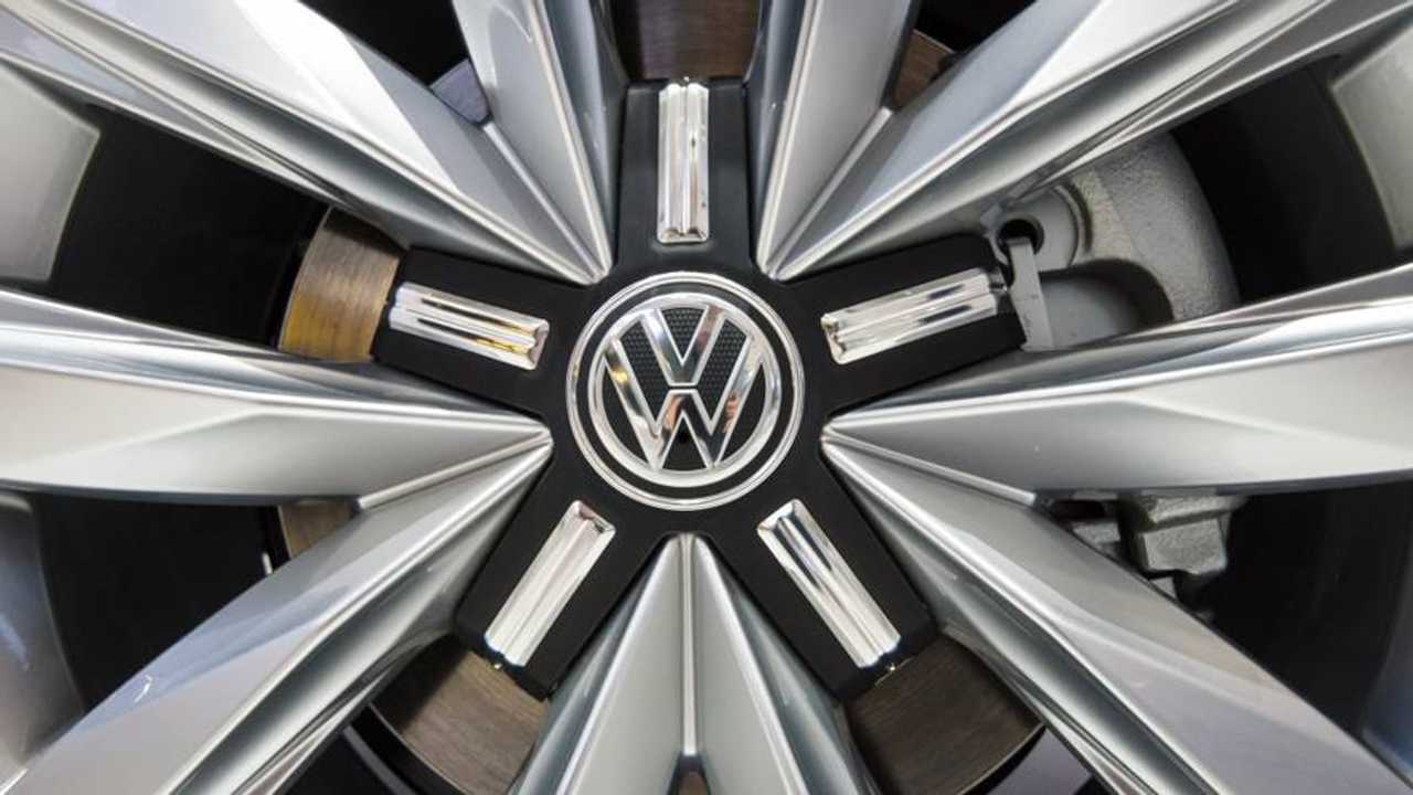 Volkswagen Transporter T5 wheel and logo