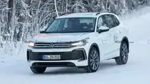 Neue Erlkönigbilder des VW Tiguan (2023) in weiß vom 15.12.2022