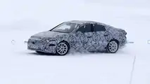 Photo d'espionnage de la berline Mercedes EQA